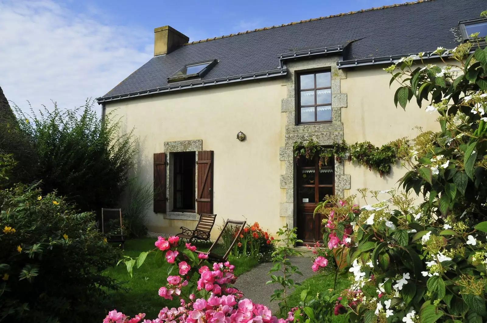 petit jardin et transats devant les chambres d'hôtes Chambres d'hôtes Finistère sud Bretagne " au vieux moulin"