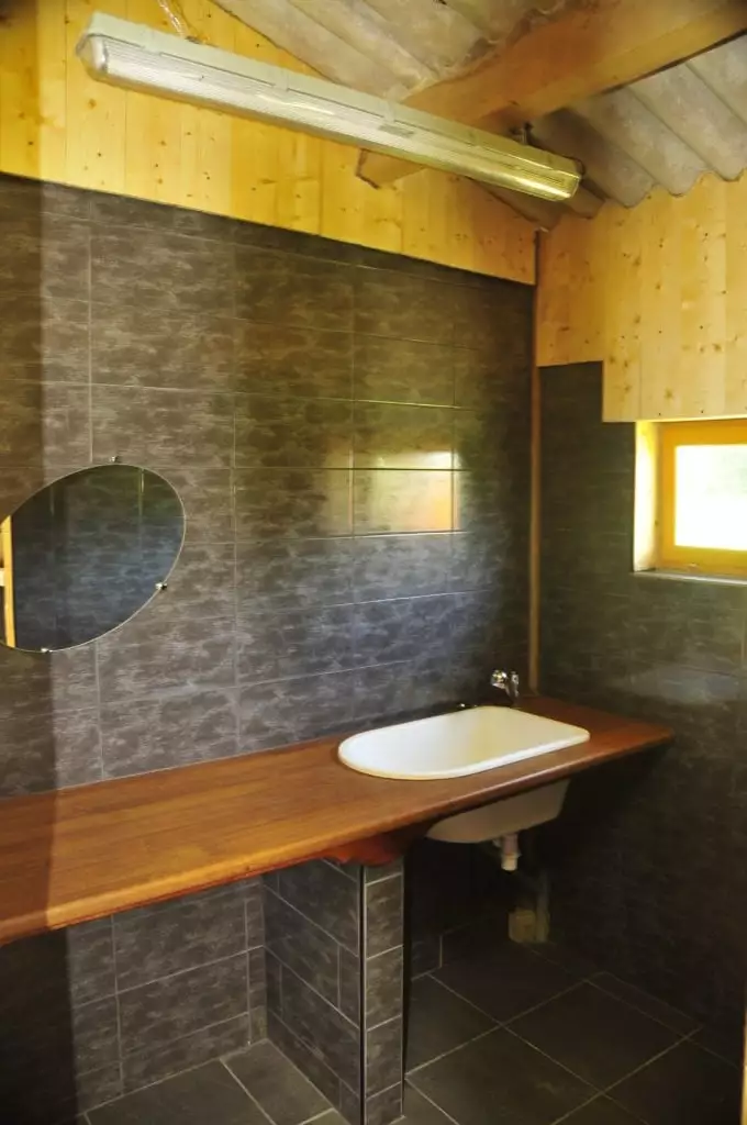 espace dédié aux bébés. petit camping: baignoire bébé et douchette
