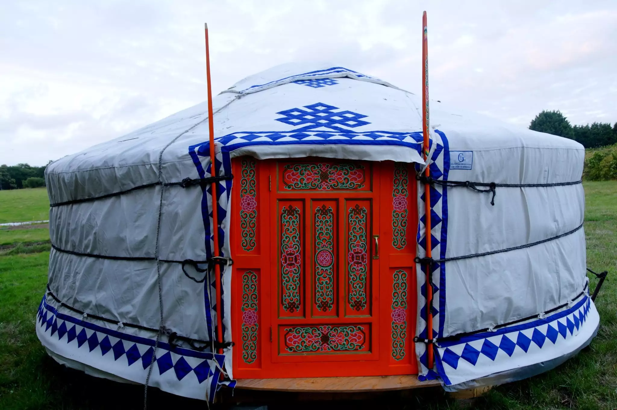 La yourte orange est la plus flashie. Yourtes et roulotte de la LAÏTA: " les yourtes mongoles"