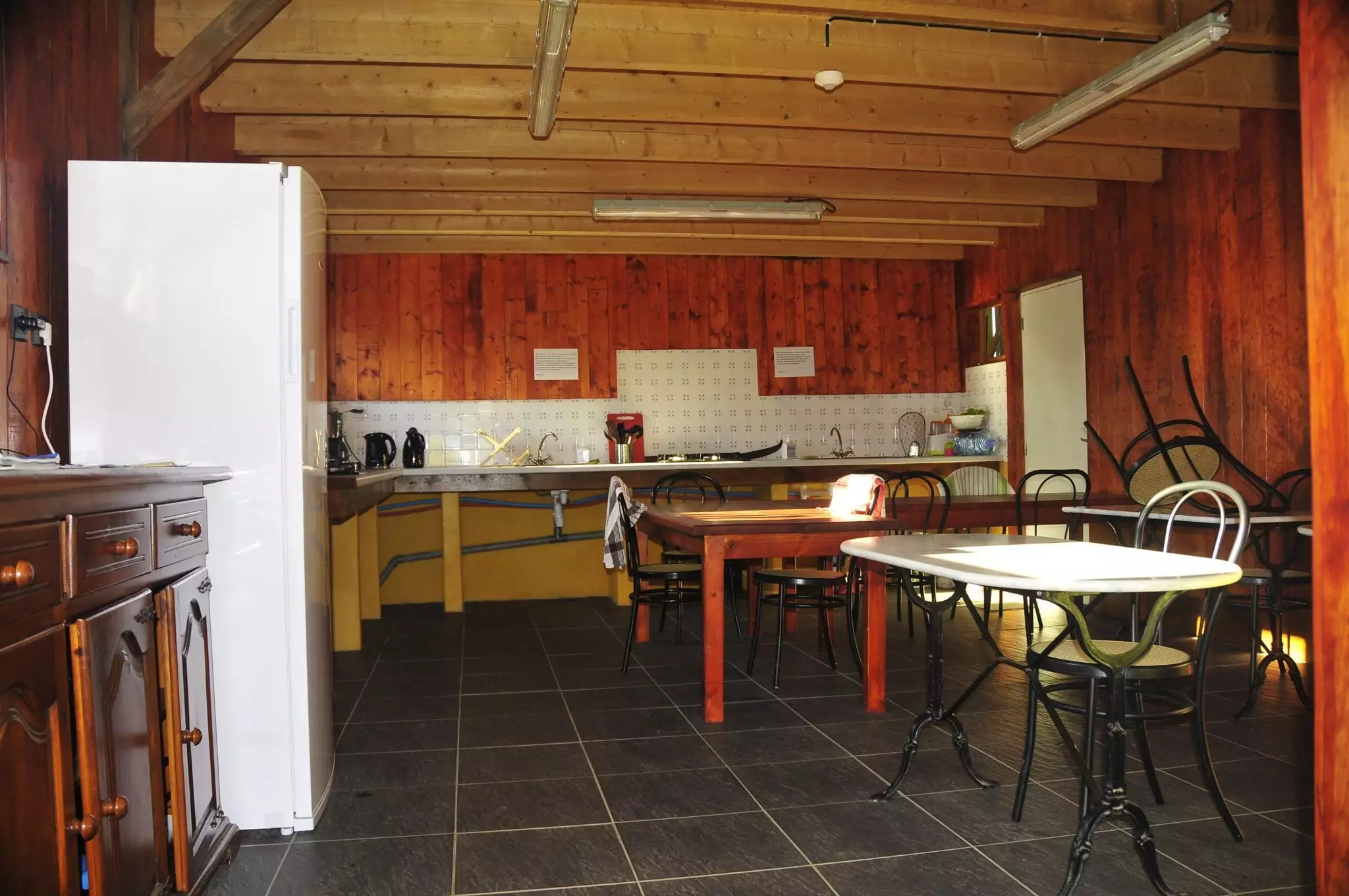 Toute la vaisselle à disposition pour voyager léger. petit camping: la cuisine partagée
