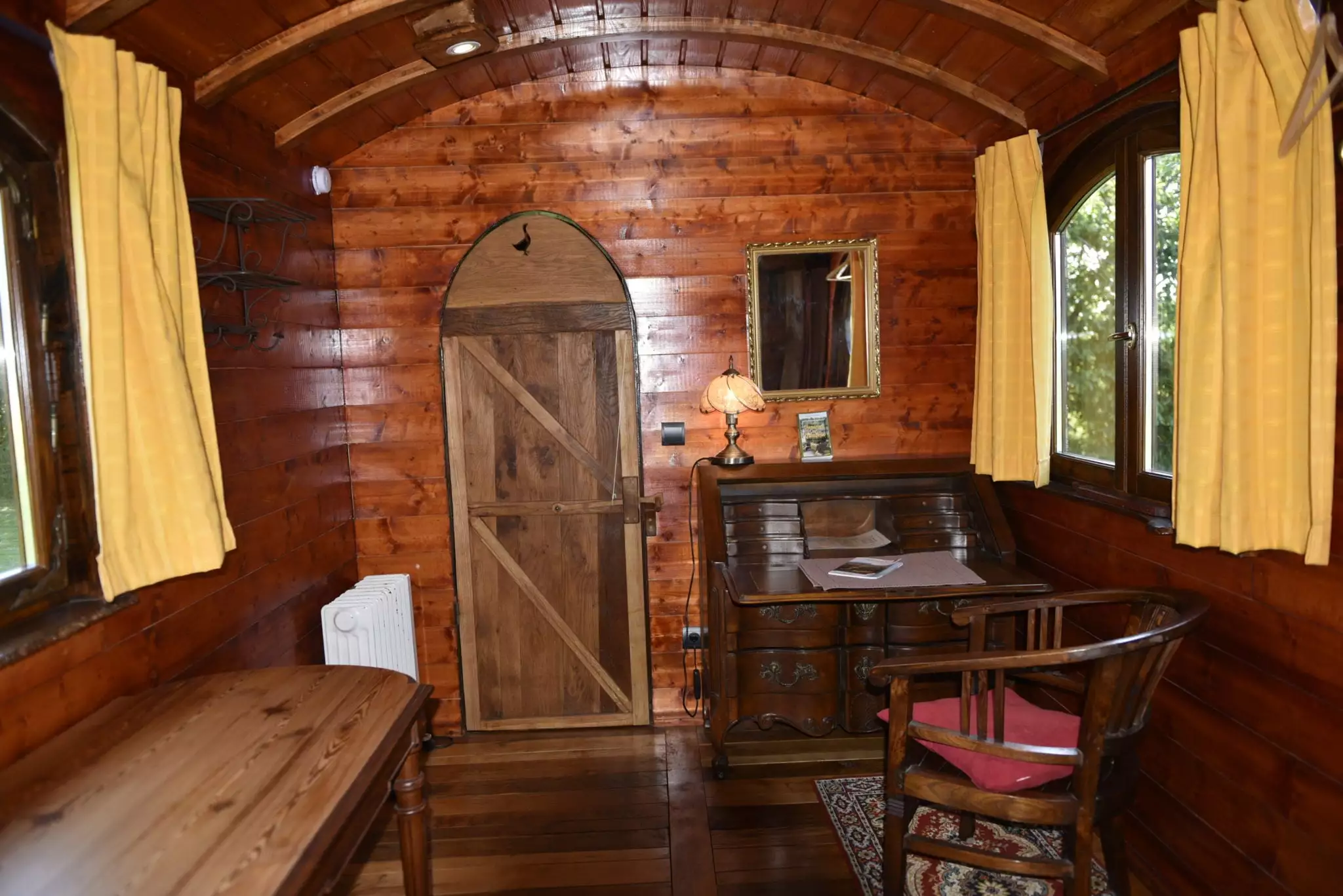 salon salle de séjour et écritoire dans la roulotte gitane roulotte en bretagne