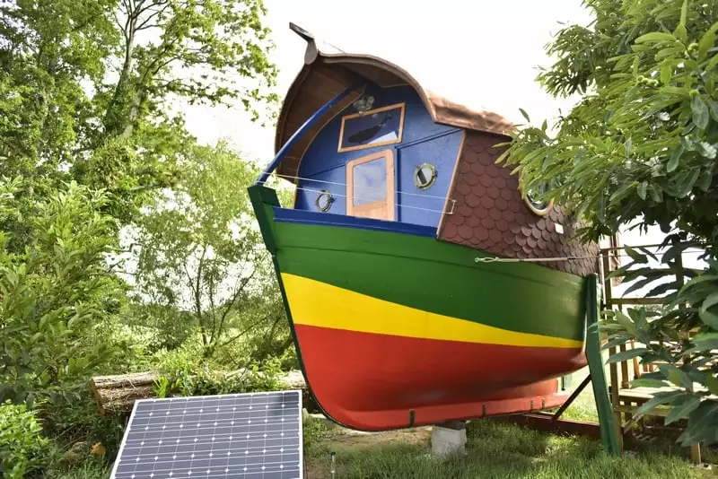 Véritable bateau de pêche, sauvé de la destruction. C'est maintenant un gite insolite. Hébergements Insolites Finistère sud Bretagne: le bateau gite