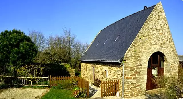 un gite paisible, à l'abri de ses larges murs. Gites de Vacances et Hébergements Insolites Finistère sud Bretagne: le Gite "au vieux moulin bretagne sud"