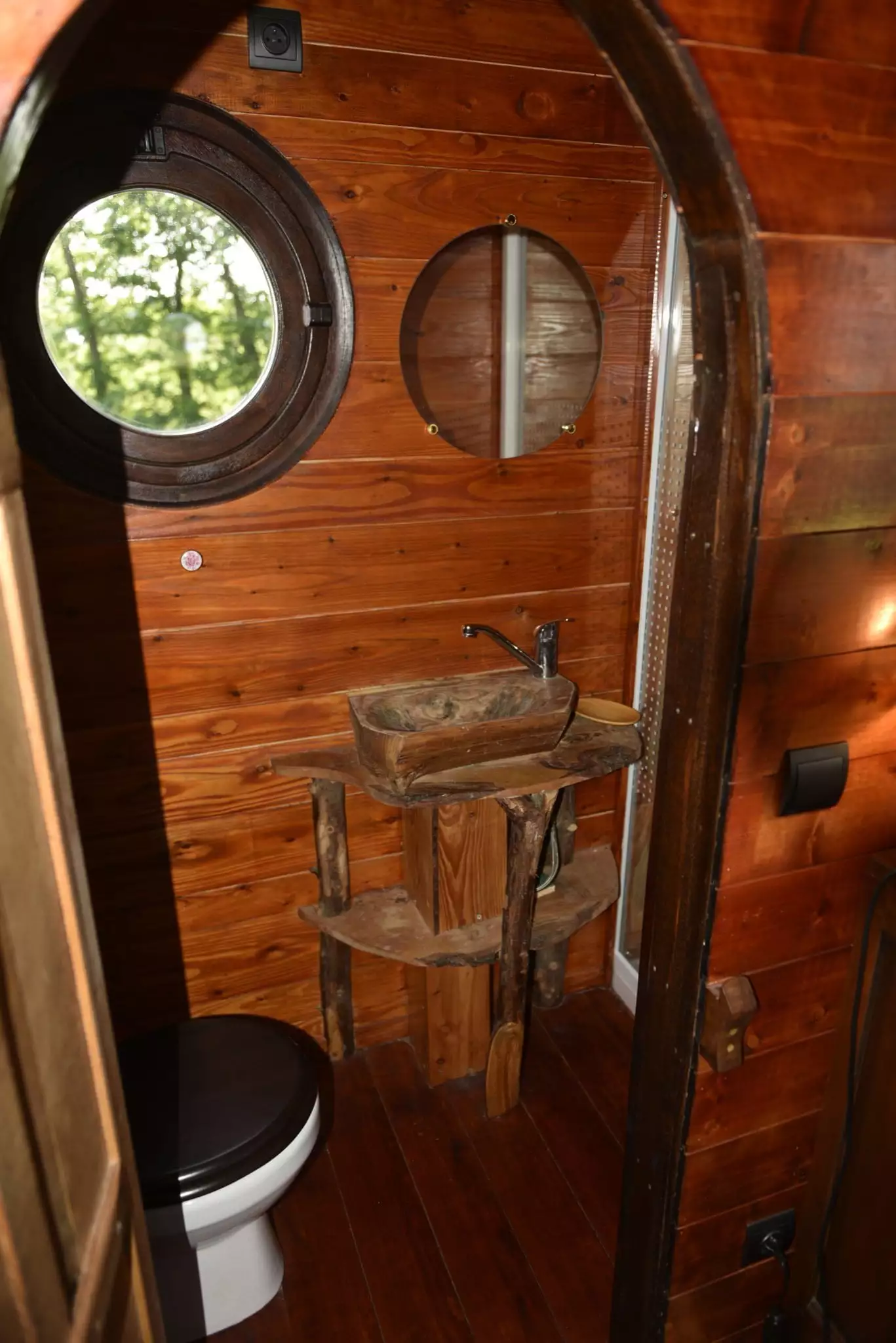 Wc, lavabo et douche dans la roulotte la salle d'eau de la roulotte