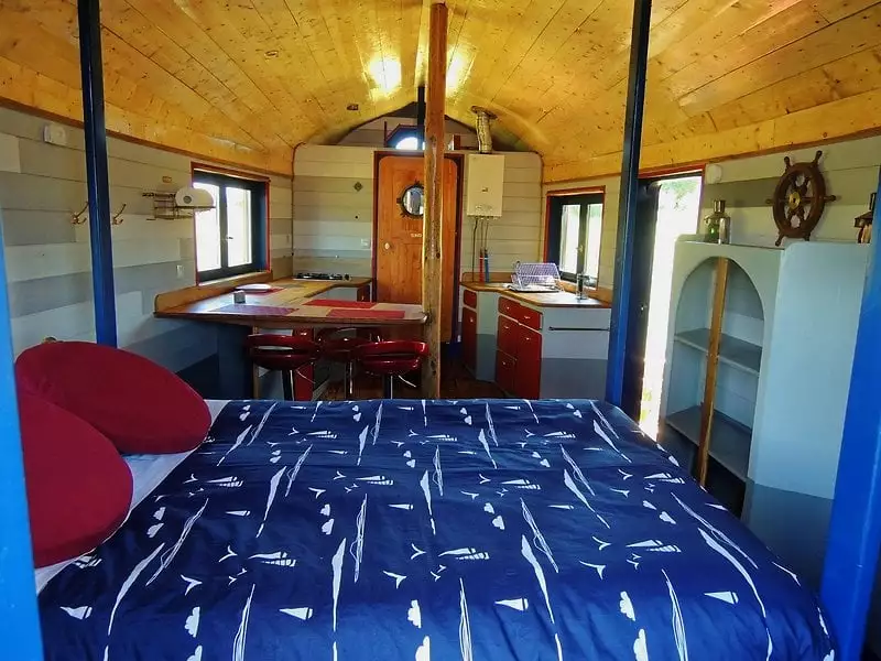 Literie de qualité en pleine nature. bateau gite insolite " la chambre"