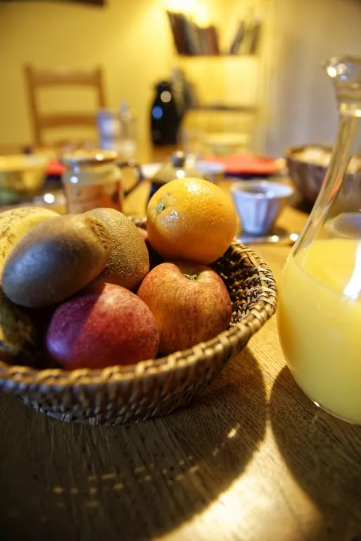 chambres d'hôtes finistère sud : petit déjeuner avec fruits de saison des fruits et des jus de fruits en chambres d'hôtes bretagne sud