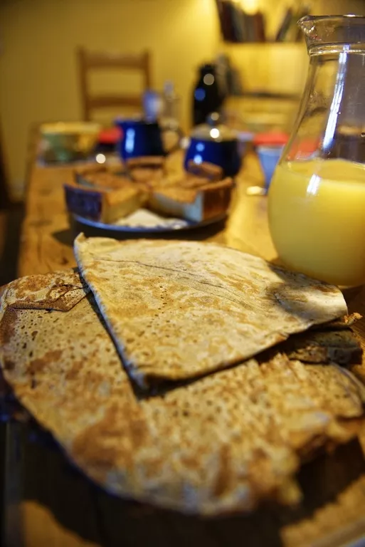 chambres d'hôtes : petit déjeuner crêpes bretonnes et jus d'orange locations de vacances bretagne : des crêpes au petit déjeuner