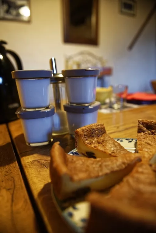 chambres d'hôtes bretagne : petit déjeuner avec far breton et yaourts maison chambres d'hôtes bretagne un petit déjeuner copieux